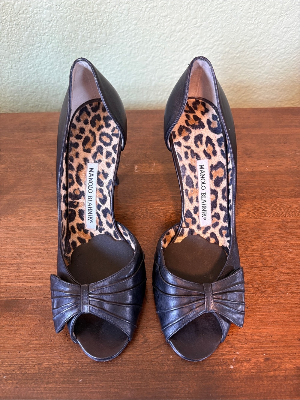 Vintage Manolo Blahnik Izko heels in black